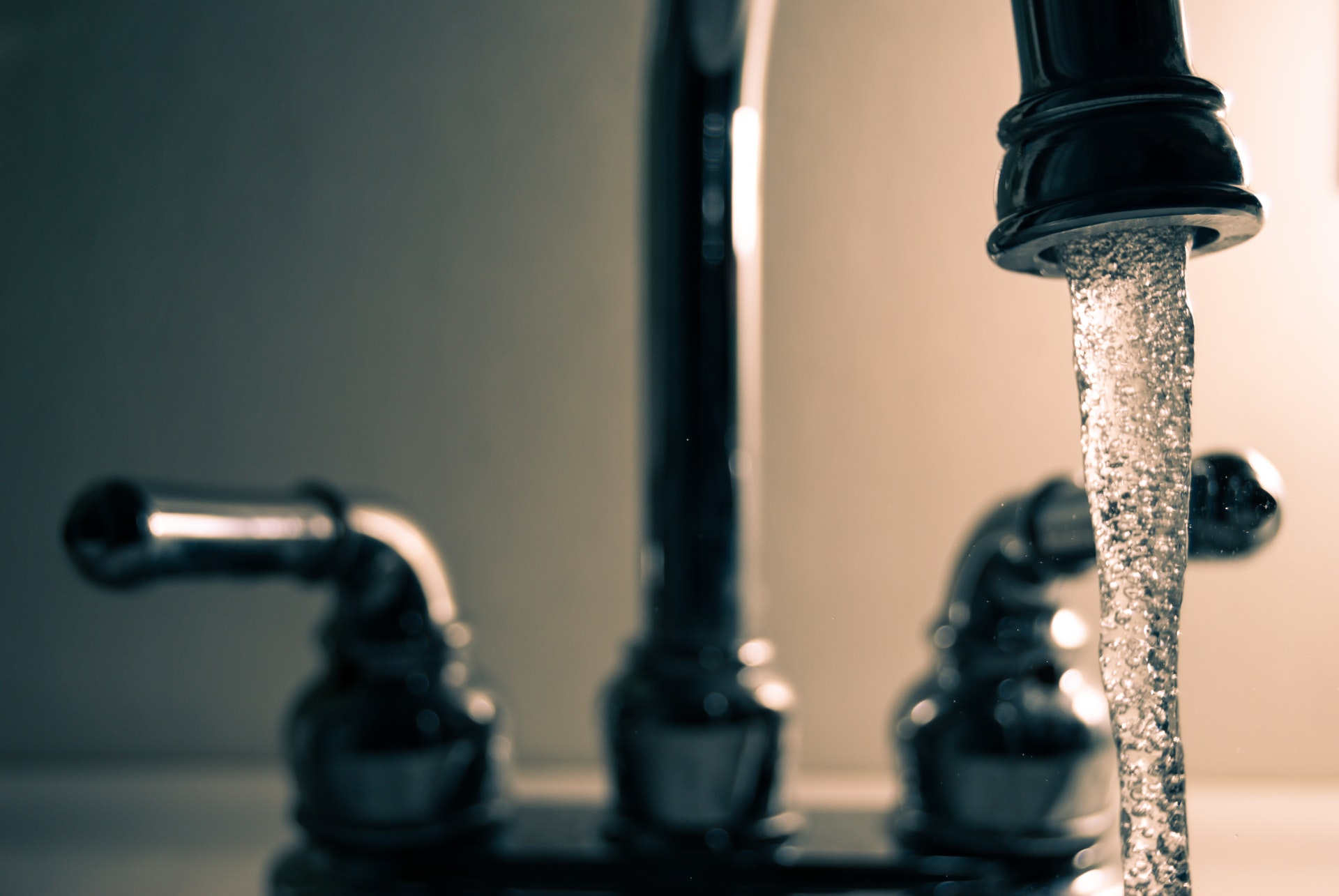 acqua che scorre da un rubinetto